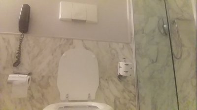 ໃນອ່າງອາບນ້ໍາທີ່ມີຫົວແດງ.