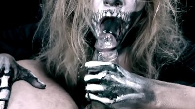 ສາວ Demon ດູດ cock ກັບປາກສີດໍາຂອງນາງແລະກືນ cum.